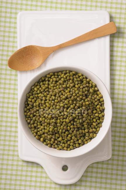 Fèves de soja vertes dans un bol — Photo de stock