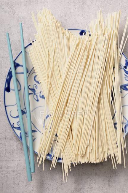 Raw Asian noodles — Stock Photo