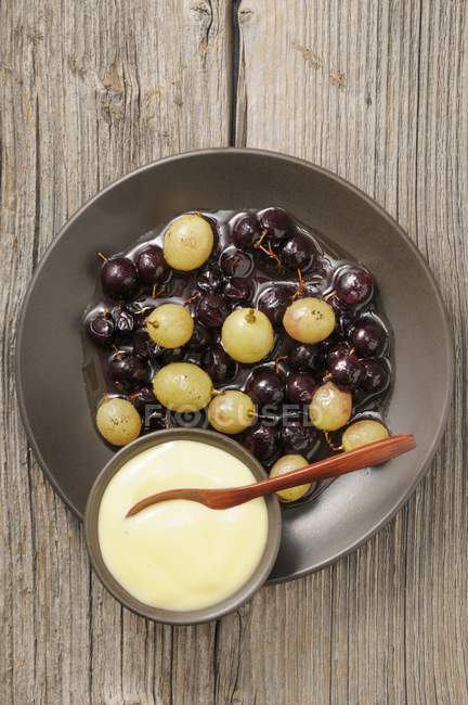 Top view of stewed grapes with zabaglione — Stock Photo