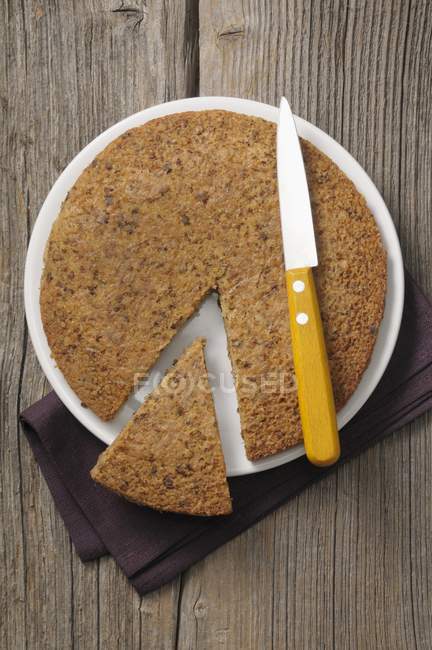 Частично нарезанный ореховый пирог — стоковое фото