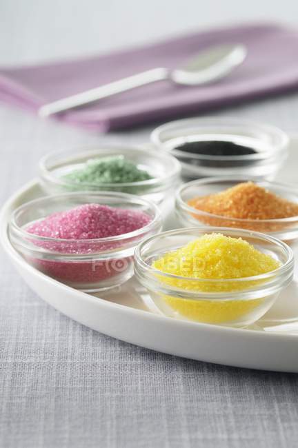 Ciotole di diversi zuccheri colorati — Foto stock