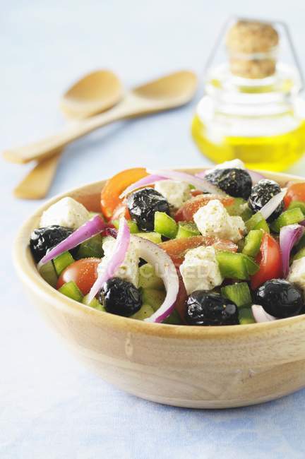 Griechischer Salat mit Feta und Oliven — Stockfoto