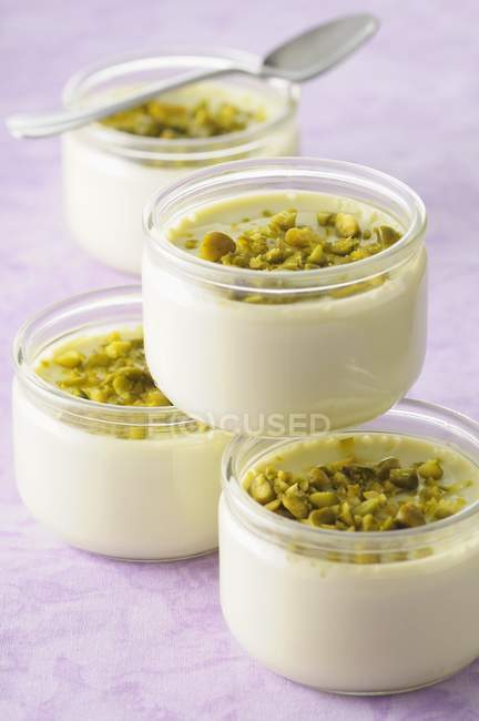 Mousse di pistacchio in diverse pentole di vetro — Foto stock