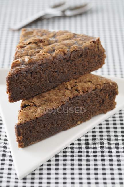 Two slices of chocolate cake — Stock Photo