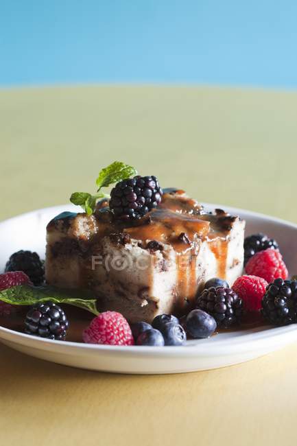 Bread Pudding with Fresh Berries — Stock Photo