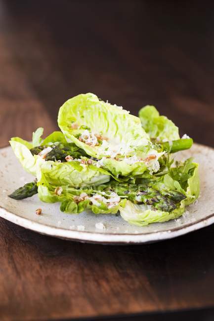 Salad with Grilled Asparagus — Stock Photo
