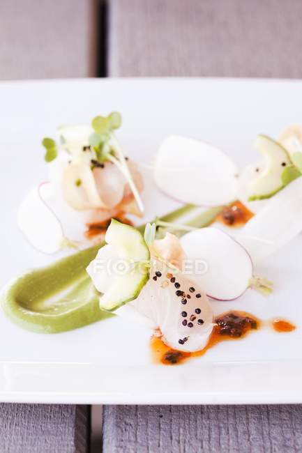 Ippoglosso con cetriolo e ravanello su piatto bianco — Foto stock