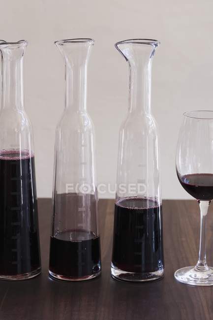 Красное вино в декантерах и стаканах — стоковое фото