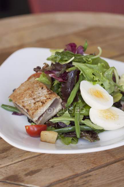 Salade de nicoise aux œufs et verdure — Photo de stock