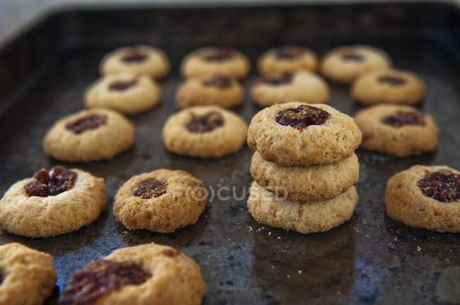 Jam biscuits on tray — Stock Photo