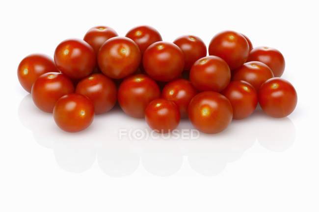 Tomates cherry maduros frescos - foto de stock