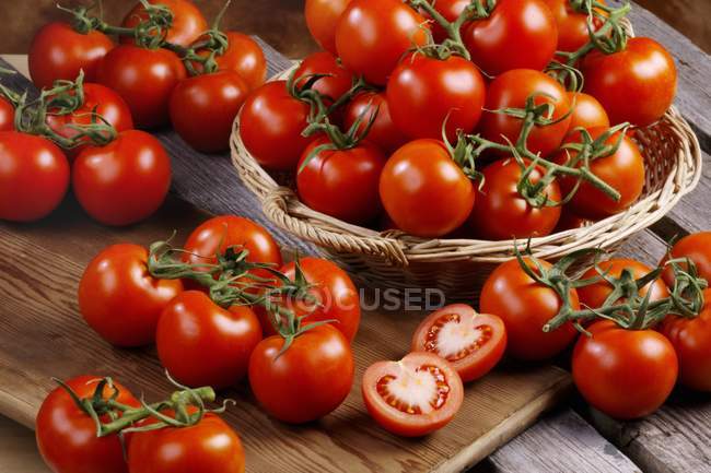 Tomates rojos frescos - foto de stock