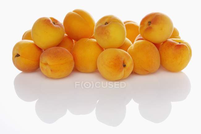 Куча свежих спелых абрикосов — стоковое фото