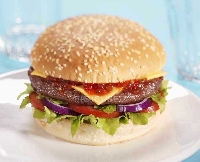 Cheeseburger con pomodori e ketchup — Foto stock
