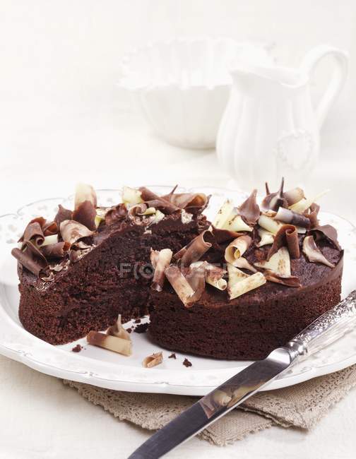 Gâteau au chocolat avec boucles au chocolat — Photo de stock