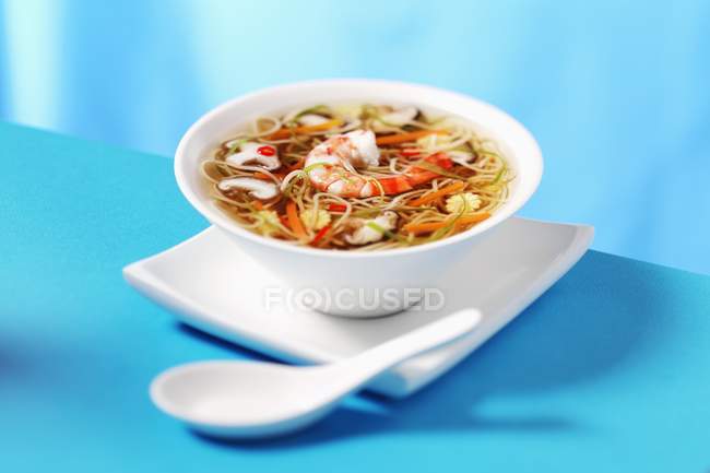 Sopa de macarrão com camarão — Fotografia de Stock