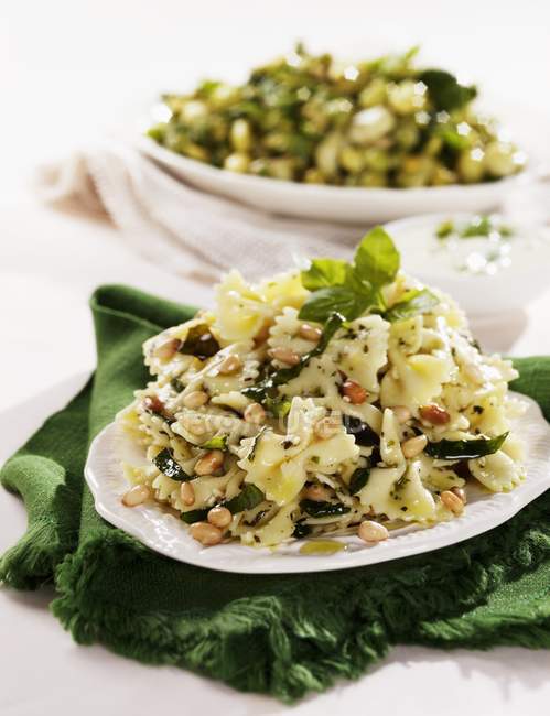 Салат из макарон с кедровыми орехами — стоковое фото