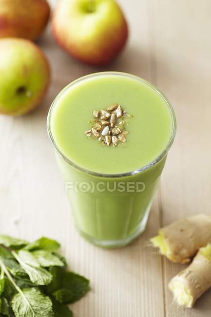 Apple and ginger smoothie — Stock Photo