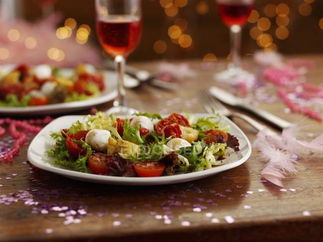 Салаты с помидорами и моцареллой на тарелках — стоковое фото