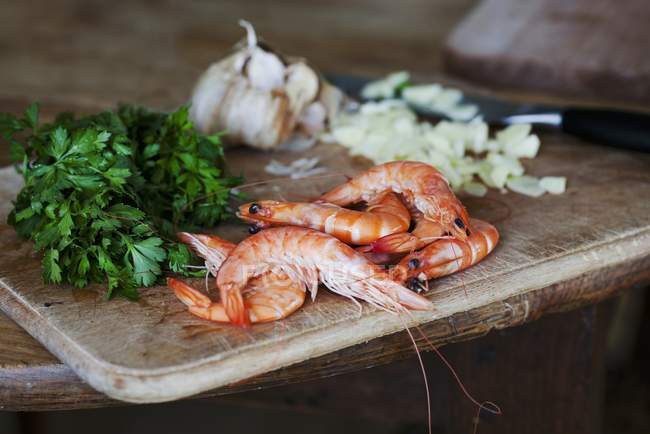 King prawns with parsley and garlic — Stock Photo