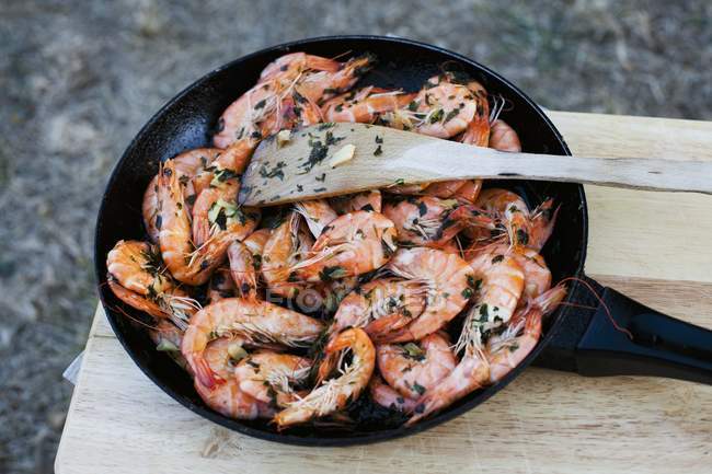 Fried king prawns with garlic and parsley — Stock Photo