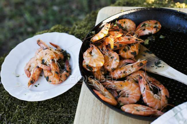 King prawns with garlic and parsley — Stock Photo