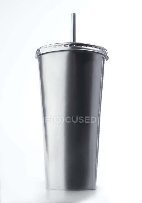 Vista close-up de um copo de prata na superfície branca — Fotografia de Stock