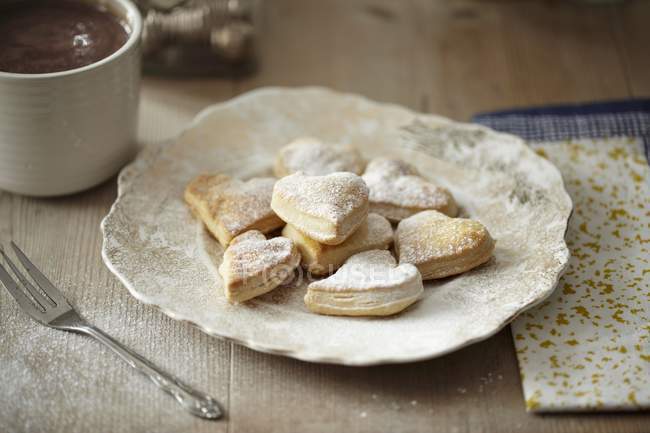 Puff pastry hearts with icing sugar — Stock Photo