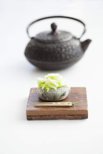 Nahaufnahme von Wagashi Hortensie und Teekanne — Stockfoto