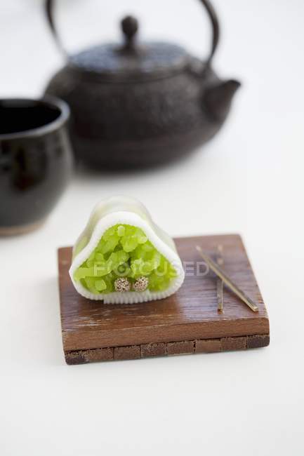Vue rapprochée du pin Wagashi avec théière et tasse — Photo de stock