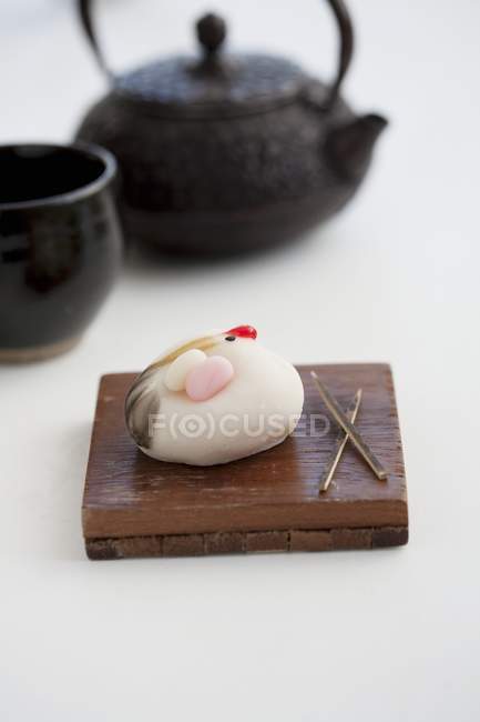 Vista de close-up do guindaste Wagashi na placa de madeira — Fotografia de Stock