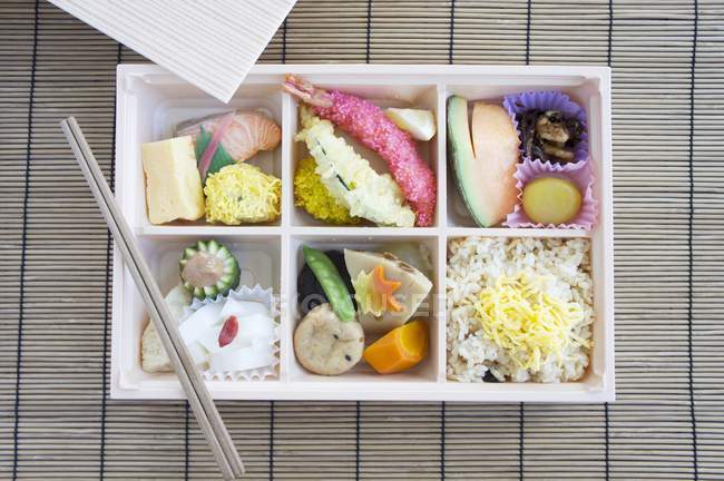 Caja Bento con pescado y tempuras - foto de stock
