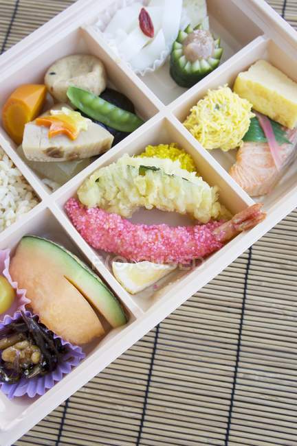 Caixa Bento com peixes e tempuras — Fotografia de Stock