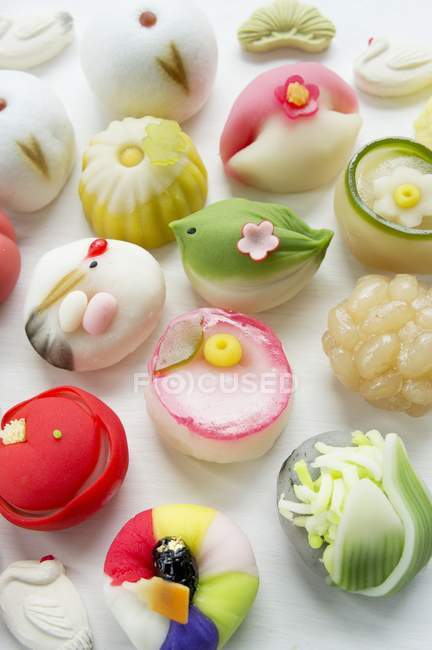 Vista de primer plano de surtidos dulces Wagashi - foto de stock