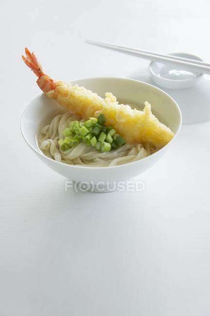 Macarrão de ramen com camarão tempura — Fotografia de Stock