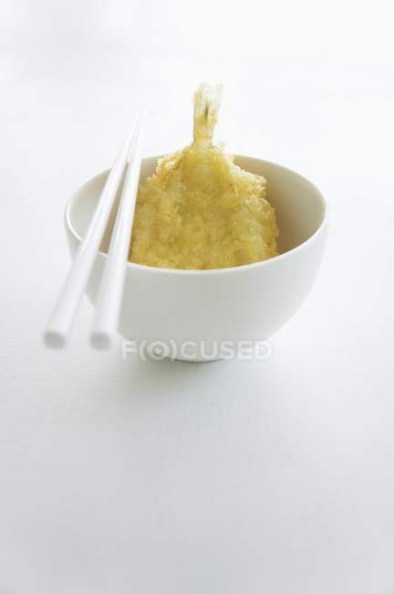 Vue rapprochée de la crevette Tempura dans un bol avec des baguettes — Photo de stock