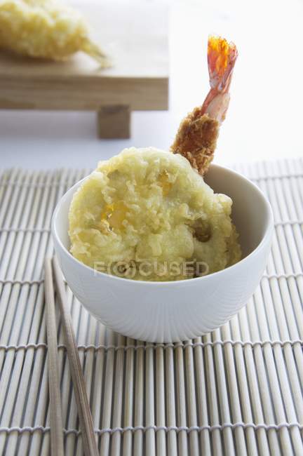 Tempura langostino y tempura loto en tazón blanco sobre estera de paja - foto de stock