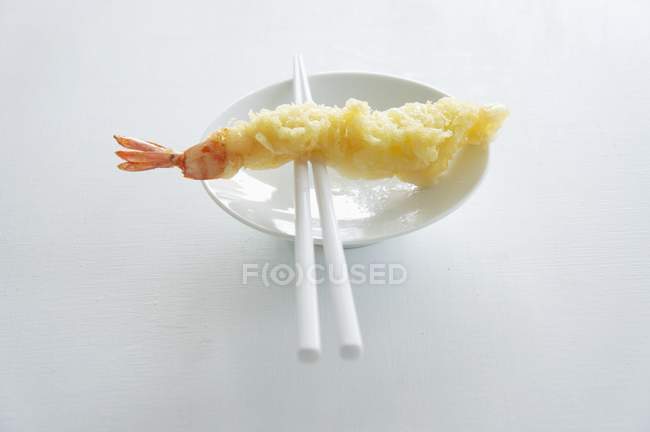 Крупный план креветок Темпура на миске с палочками для еды — стоковое фото