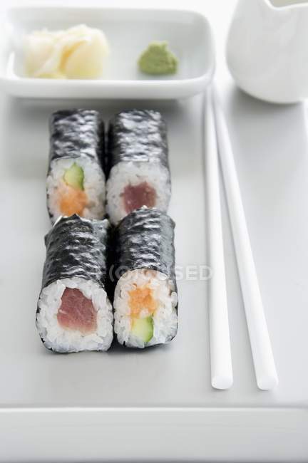 Sushi Maki com atum, salmão e pepino — Fotografia de Stock