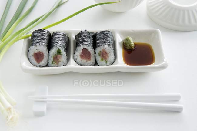 Sushi Maki com atum, salmão e pepino — Fotografia de Stock