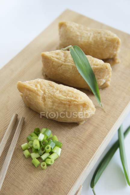 Инари суши на деревянной плите — стоковое фото