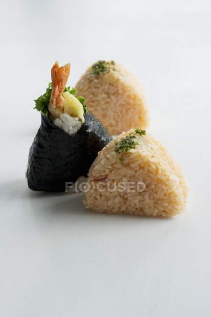 Surtido de bolas de arroz especiado onigiri - foto de stock
