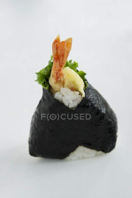 Onigiri bola de arroz especiado - foto de stock