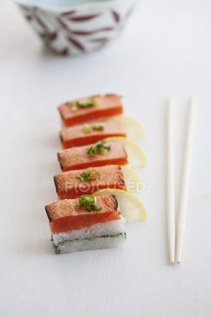 Oshi Sushi mit gebratenem Lachs — Stockfoto