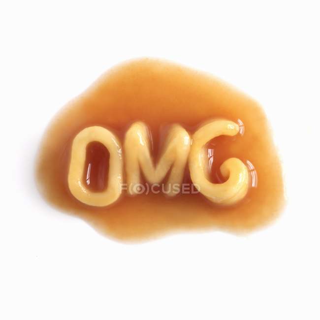 Nudelbuchstaben in Sauce — Stockfoto