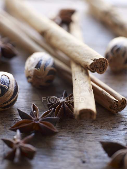 Cinnamon sticks  and nutmegs — Stock Photo