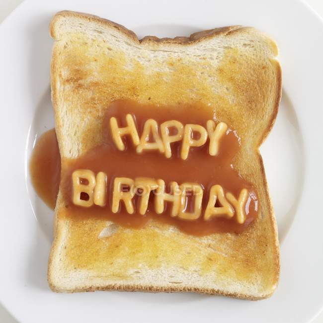 Toast condito con lettere di pasta — Foto stock