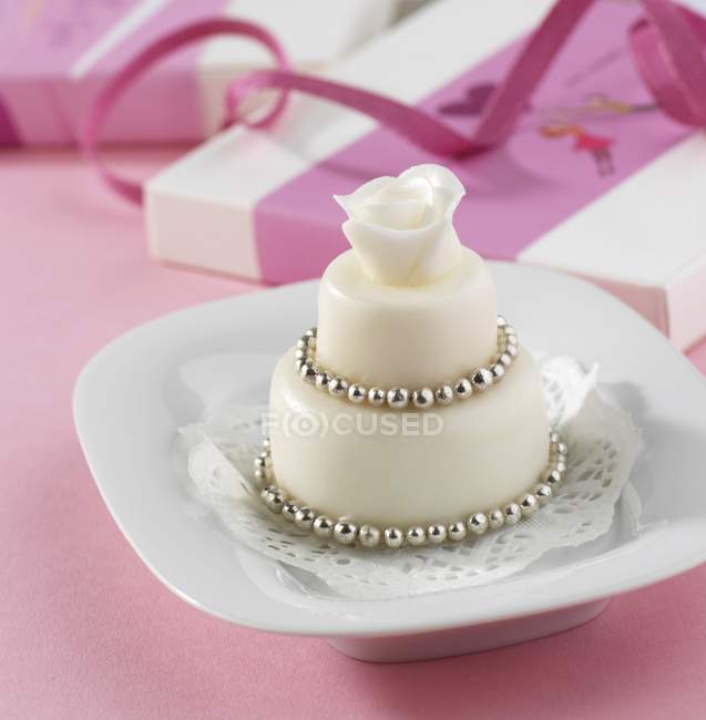 Petit four with silver balls for wedding — Stock Photo