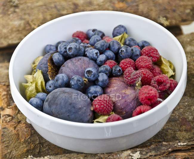 Figs with blueberries and raspberries — Stock Photo