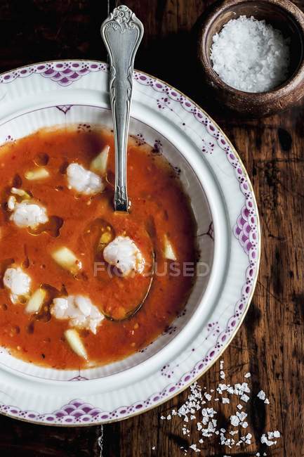 Gazpacho de tomate con langoustino - foto de stock